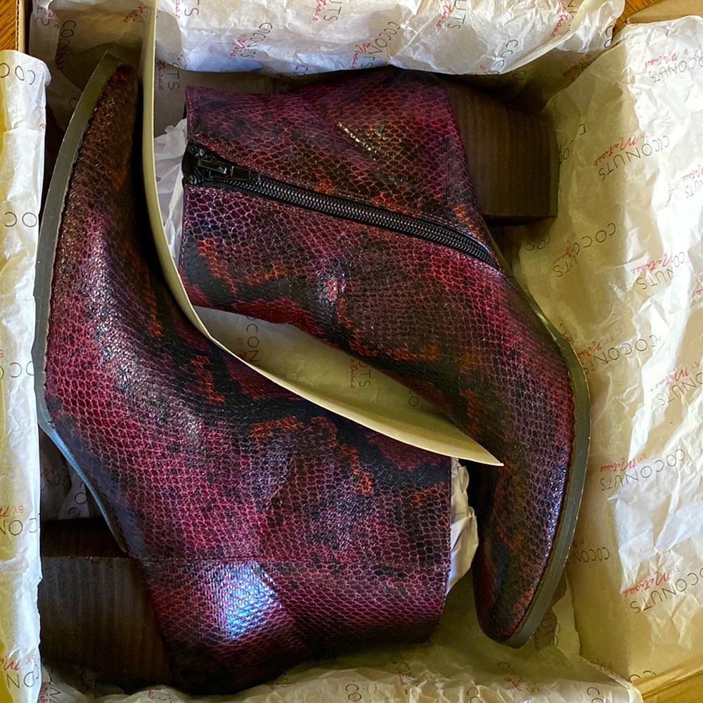 COCONUTS BY MATISSE “Spade” Burgundy, Size9M, Vegan Leather, Snakeskin Embossed